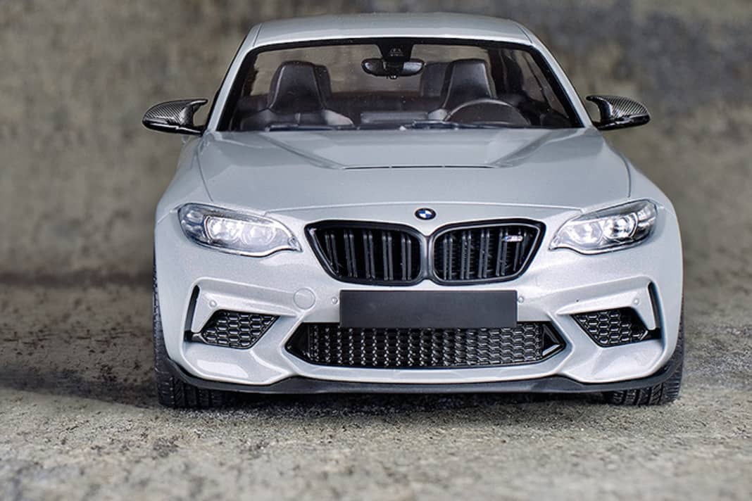 Auch wenn die Karosserie geschlossen  bleibt, mangelt es dem BMW M2 CS von Minichamps  nicht an brillanten 1:18-Finessen