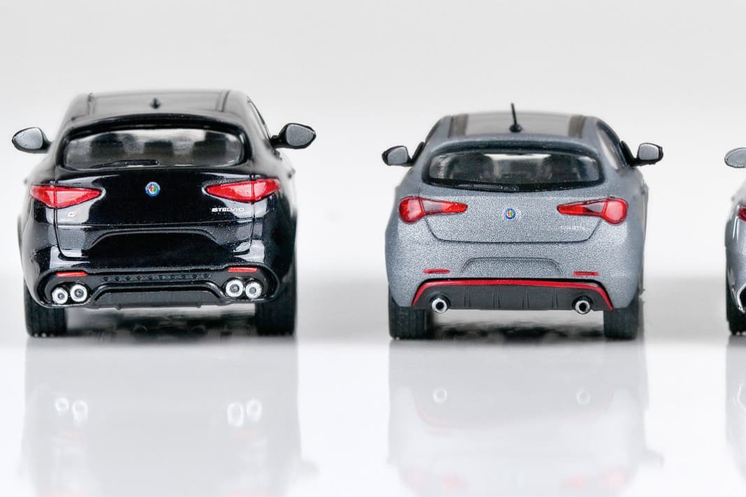 Gleich alle drei aktuell lieferbaren Alfa Romeo bringt Minichamps aus Aachen zeitnah als 1:87-Verkleinerungen aus Kunststoff