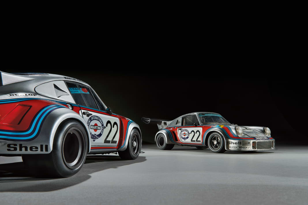 Die urwüchsige Krawalligkeit gibt der ingeniös verfeinerte 1:12-Bausatz des Porsche 911 RSR von 1974 bestechend wieder