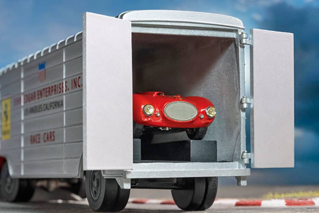 Fährt Ferrari, Maserati und Porsche zum Rennen: der neue Renntransporter von Schuco