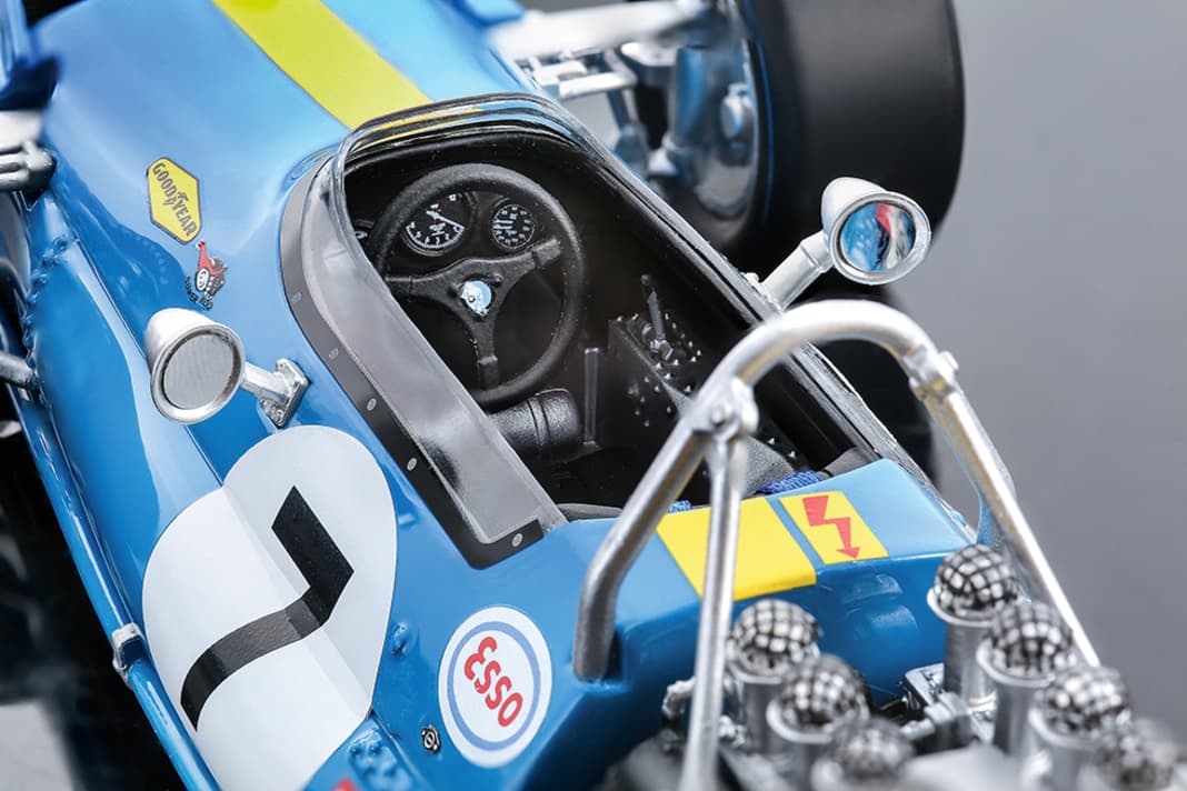 Den BT33 fuhr Jack Brabham noch selber. Bei dem 1:18er von Tecnomodel geht der F1 von Rolf Stommelen mit „ams“- Logos an den Start.