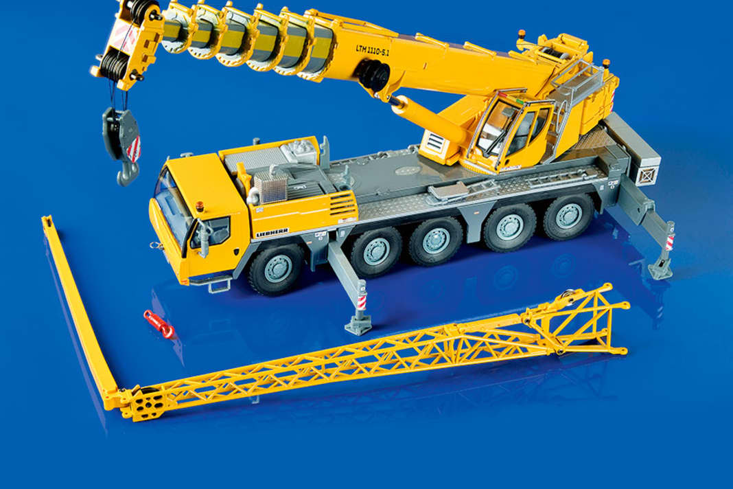 Kompakt, aber leistungsfähig wie das Original präsentiert sich der Liebherr LTM 1110-5.1 als Die-Cast-Modell von Conrad in 1:50