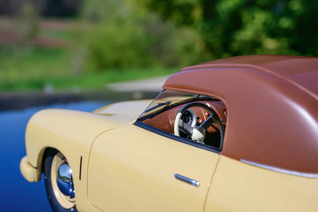 Weniger ist mehr: Dem Purismus des Originals kommen die Schuco- Entwickler auch beim Cabriolet in 1:18 überzeugend auf die Spur