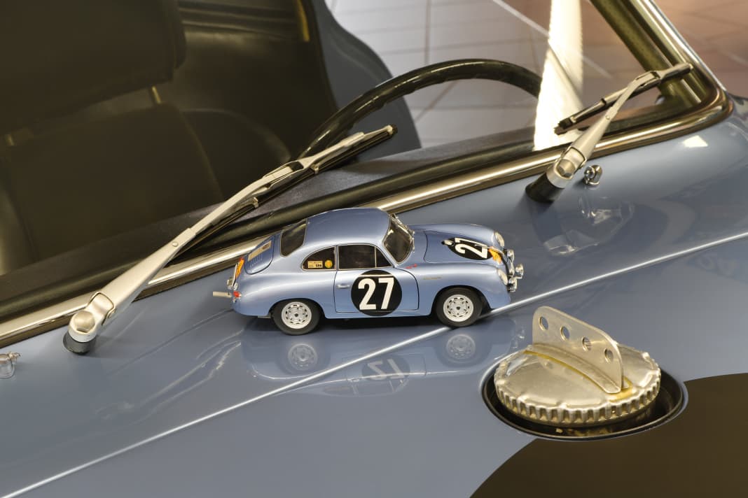 Mit dem Porsche 356 „V2“ zeichnet Schuco in 1:18 einen Renner nach, der für die Zuffenhausener und mit Paul Ernst Strähle Renngeschichte geschrieben hat