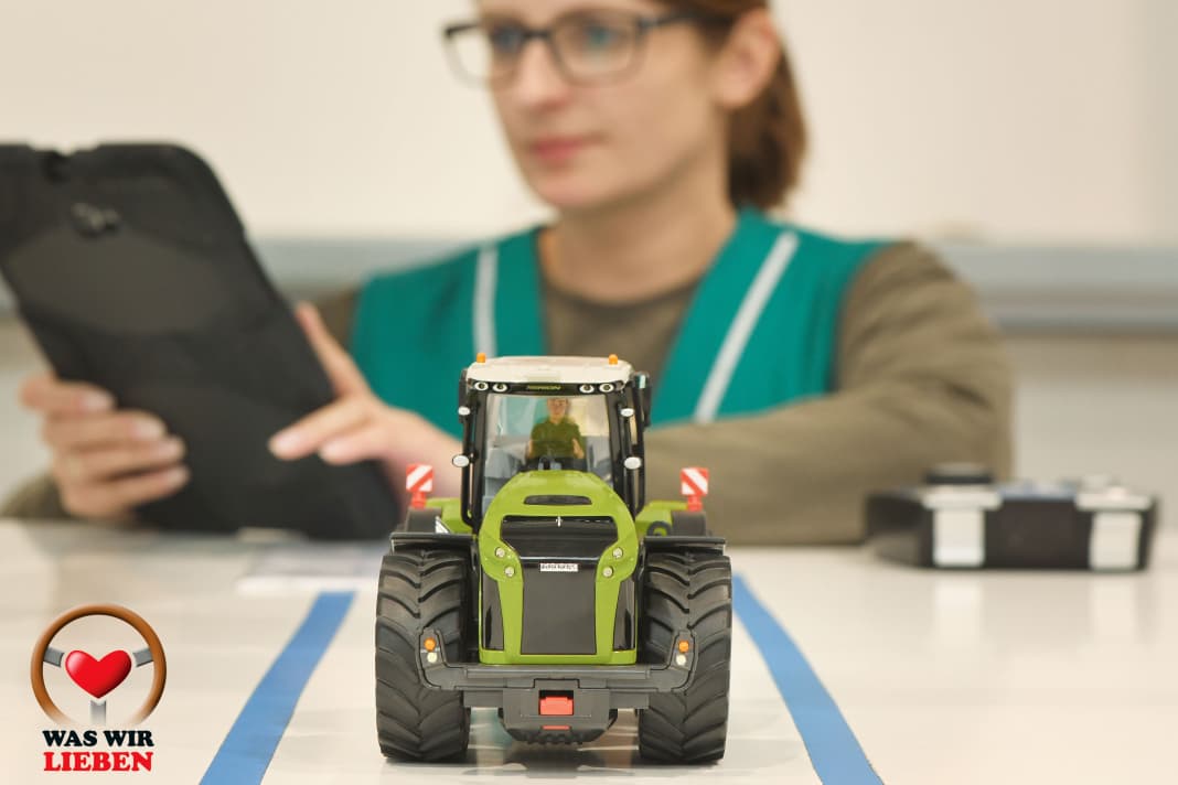 Mit dem Tablet geht es bei den funkferngesteuerten Miniaturen von Siku Control in 1:32 zur gnadenlosen Endkontrolle