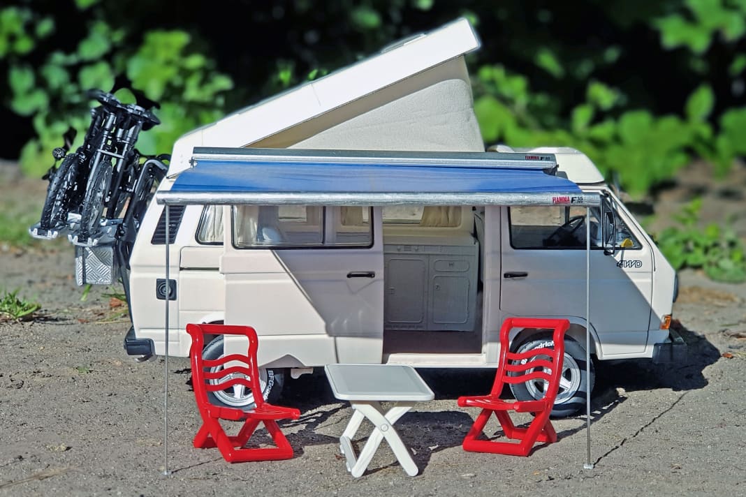 Los geht’s: Staufach, Armaturentafel mit Wackel-Elvis, Feuerlöscher, Fahrradträger und Markise sind in 1:18 mit an Bord.