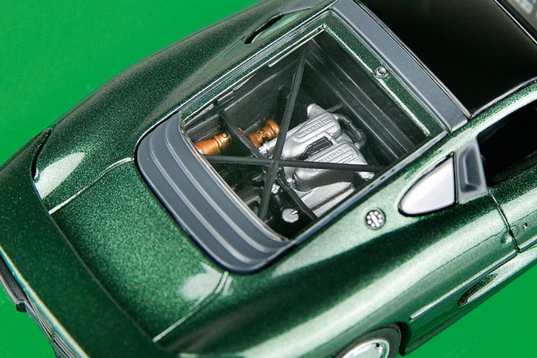 Jaguar XJ 220 von Maxichamps