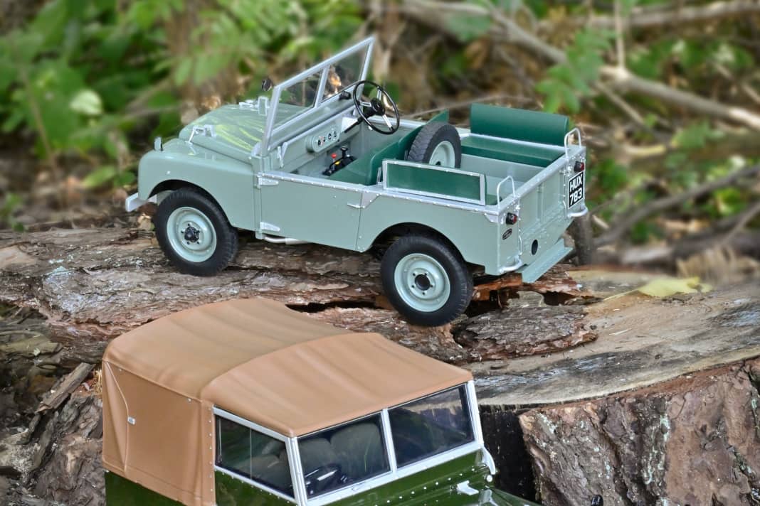 Der Land Rover wurde für die Land- und Forstwirtschaft entwickelt. Schuco baut die automobile Ikone gleich doppelt in 1:12 und aus Resine.