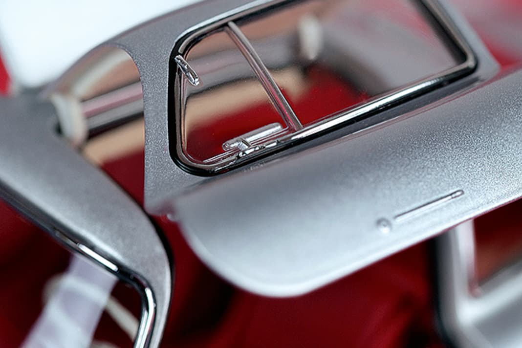 Man beachte besonders: das beste 1:18-Dreiecksfenster eines Mercedes 300 SL Flügeltürers in dieser Baugröße