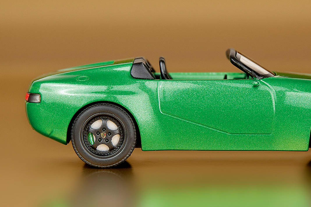 Minichamps baut diesen ganz besonderen Porsche 968 in ungewöhnlicher Lackierung als 1:43er nach