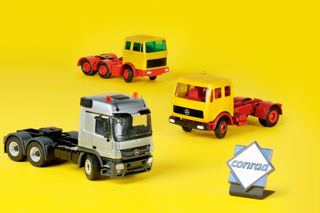 Deko, die Feinheit der Gravuren, die deutliche Verbesserung der Interieurs zeigen den Fortschritt der Mercedes-Lkw en miniature
