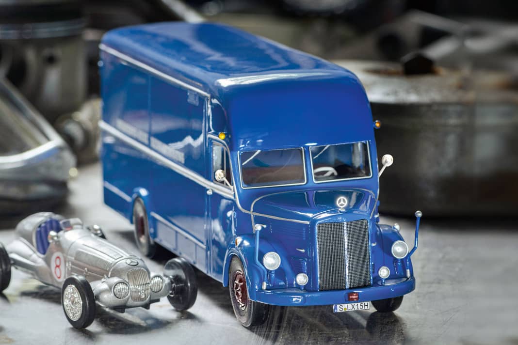 Schucos historischer Mercedes- Renntransporter O 3500 im Maßstab 1:43 brachte Silberpfeile stilecht zum Rennen