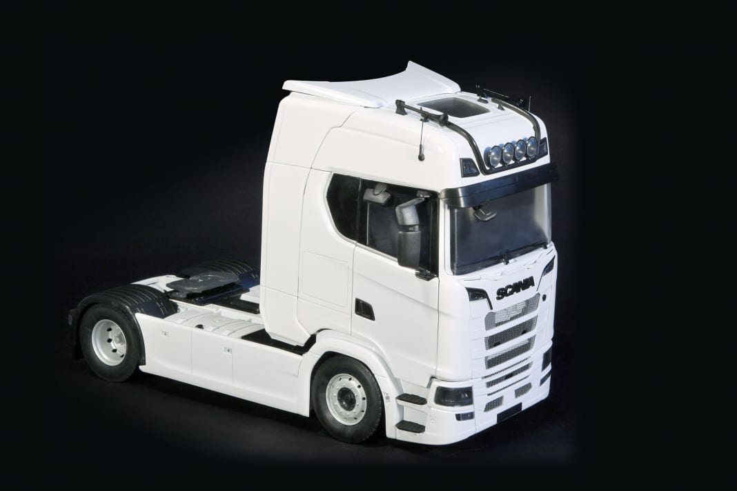 Scania 730 S V8 von NZG in 1:18