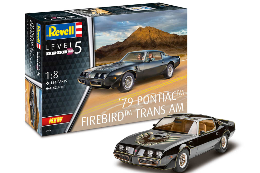 Als 1:8-Modell aus dem Revell-Formenfundus geht der ’79 Firebird Trans Am gekonnt in die Details. Auch die Decals sind Extraklasse.