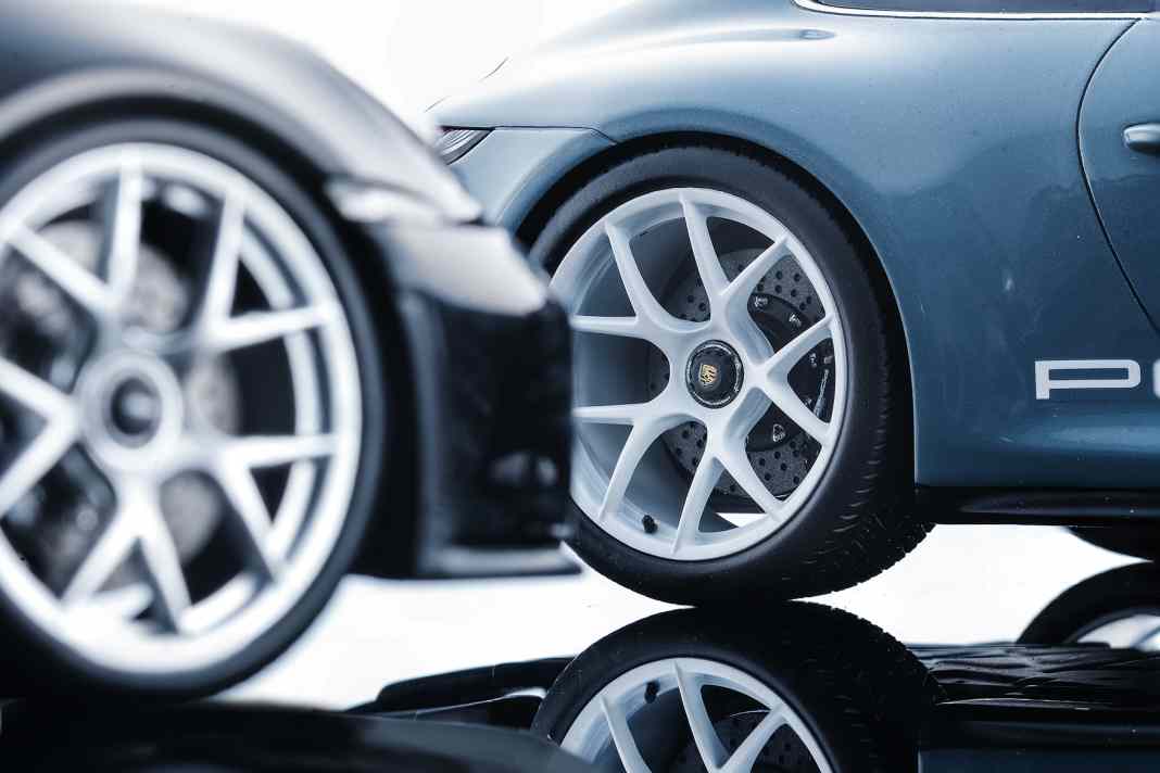 Die hochpräzisen 1:18-Modelle von Spark aus Resine  setzen dem Porsche 911 (992) S/T ein kleines Denkmal