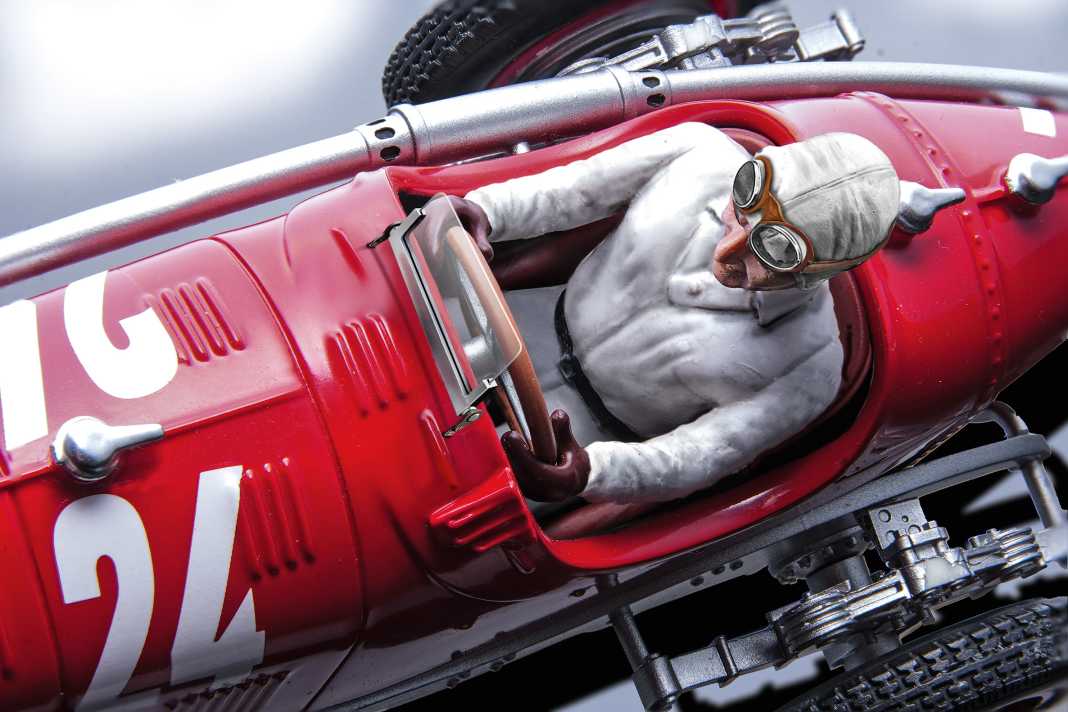Der Coole mit Brille und Haube: Tazio Nuvolari im traumhaften Alfa Romeo P3, den Tecnomodel in 1:18 realisiert hat