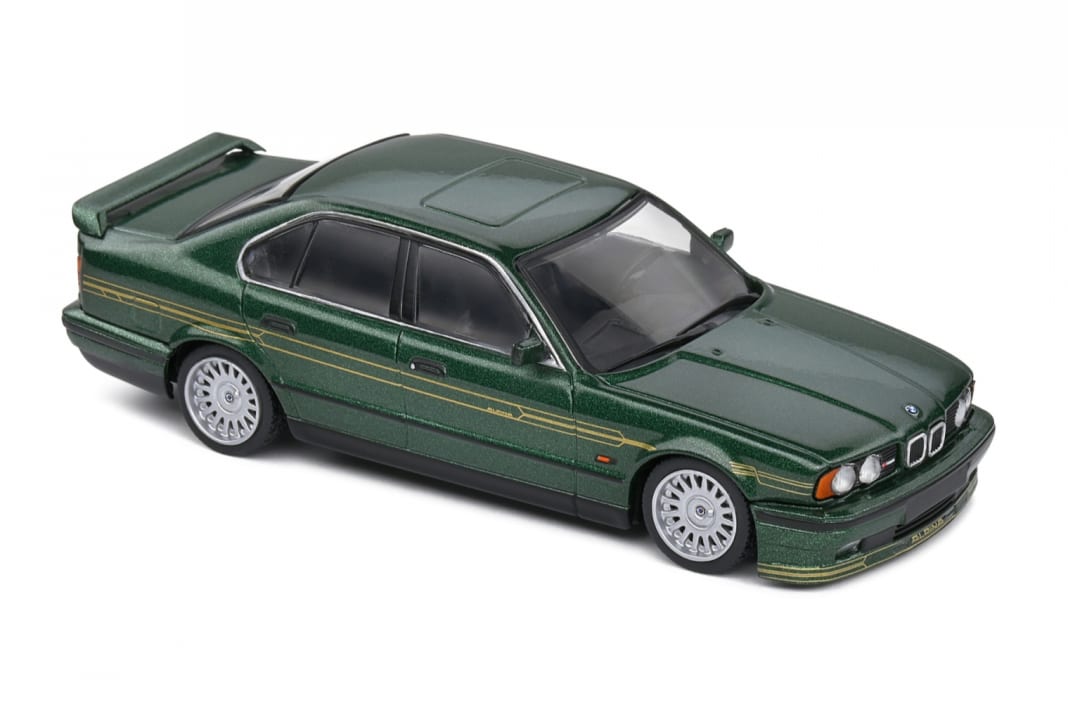 Aus dieser Perspektive fallen die extrem filigranen Leichtmetallfelgen ins Auge