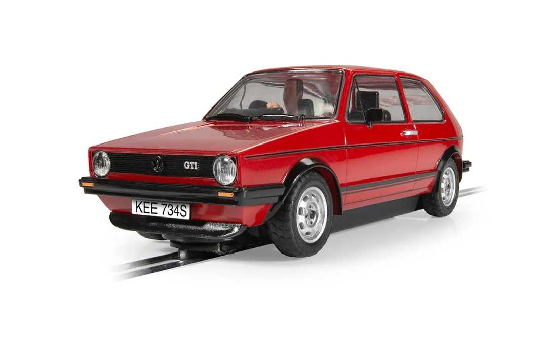 Der zweite Kompakt-Renner von Scalextric stammt aus Wolfsburg: Der erste VW Golf GTI kommt als 1:32-Modell für die Autorennbahn.