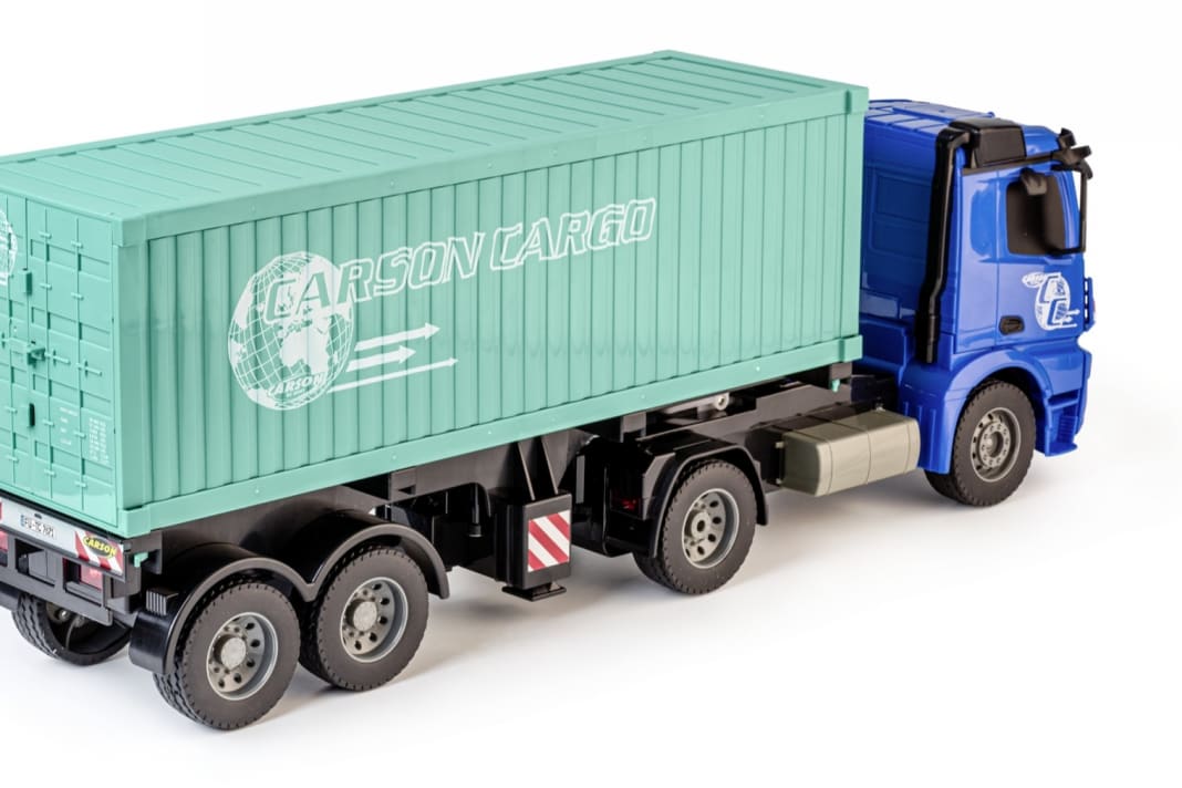 Beim Auflieger des Arocs hat sich Carson für einen Container als Ladegut entschieden. Foto: Werk