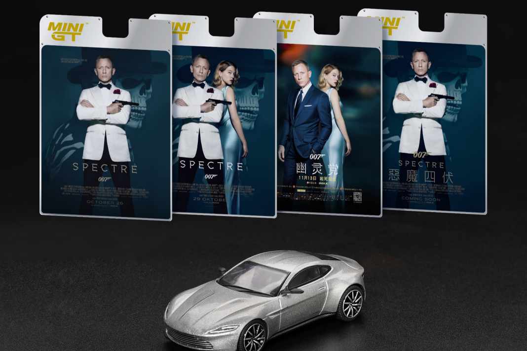 Den Aston Martin DB10 kombiniert Mini GT in der Version vom 007-Film "Spectre" mit vier verschiedenen Poster-Packs ] Foto: Mini GT
