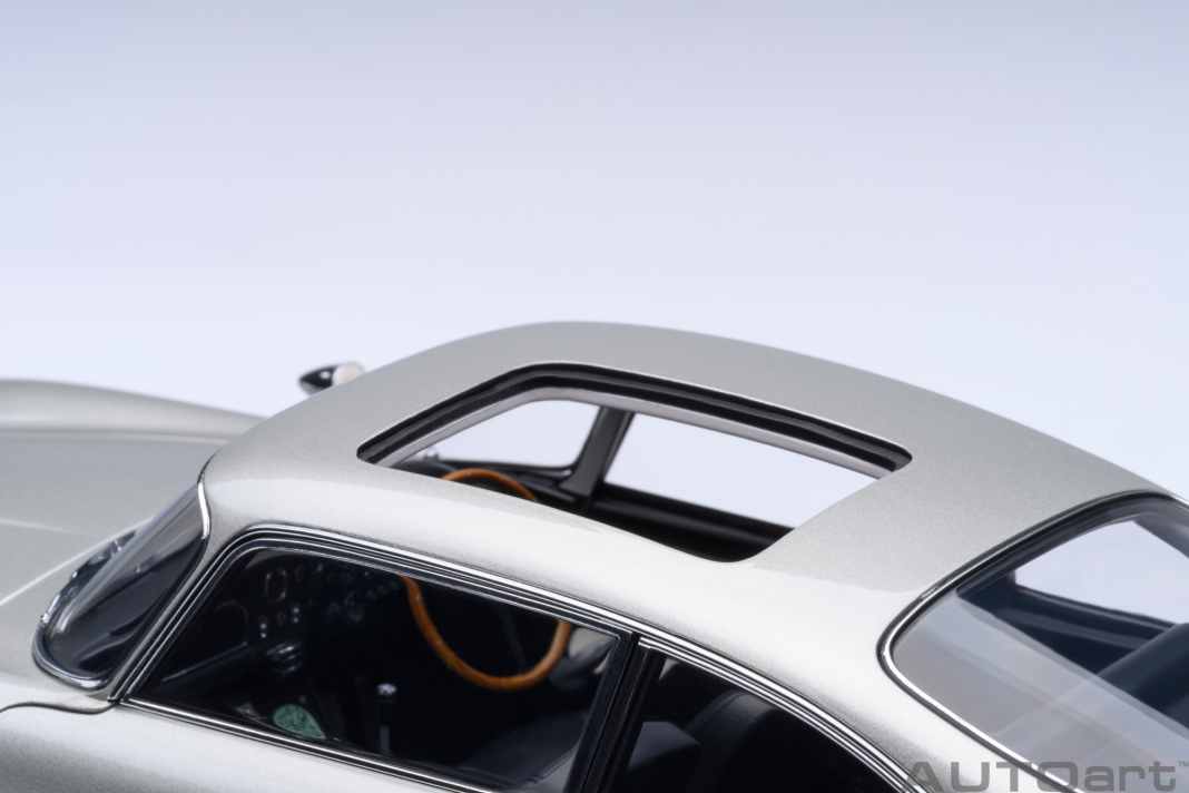 Ohne den Schleudersitz geht es einfach nicht. Dieses Bond-Extra ist beim Autoart-Modell in 1:18 gesetzt. ] Foto: Werk