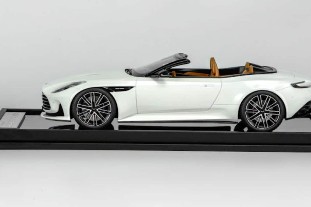 Bei der Version in Luna White spendiert der asiatische Modellauto-Hersteller seinem 1:18-Modell Zehnarmspeichen-Räder im Bicolor-Look und ein hellbraunes Interieur ] Foto: Motorhelix