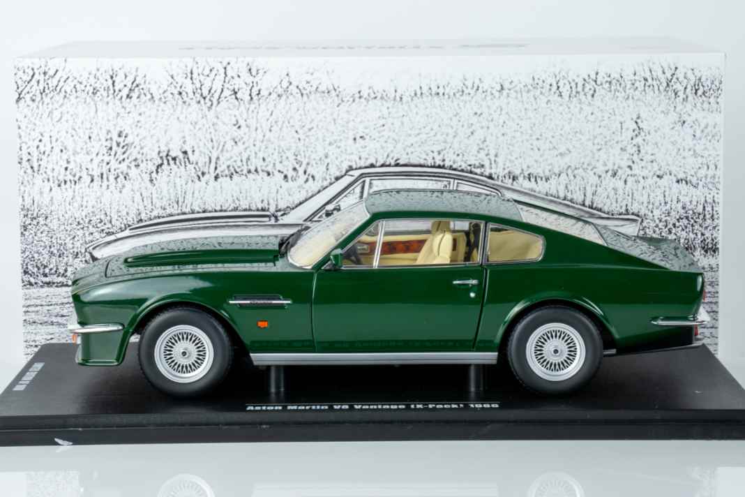 Hier ist der Aston Martin V8 mit Vantage X-Package in 1:18 in Grün zu sehen. ] Photographer: model-universe.com