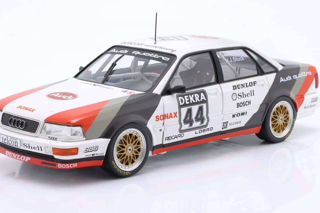 Auf diesem Bild ist die Championsversion des Audi DTM V8 von 1990 von Hans-Joachim Stuck aus der DTM zu sehen. Das 1:18-Modell ist reichhaltig dekoriert. ] Foto: Werk