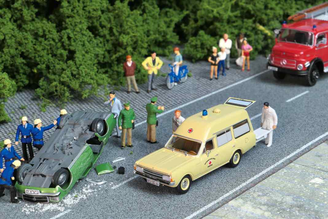 Die Opel-Krankenwagen mit Miesen- Aufbau von Brekina in 1:87 haben Joachim Gabel zu tollen Dioramen angespornt