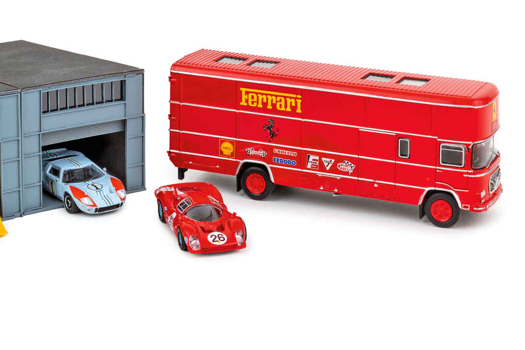 Als Accessoires in H0 gibt es Nürburgring-Boxen, Ferrari-Renntransporter und die passende Scuderia-DS in Break-Version