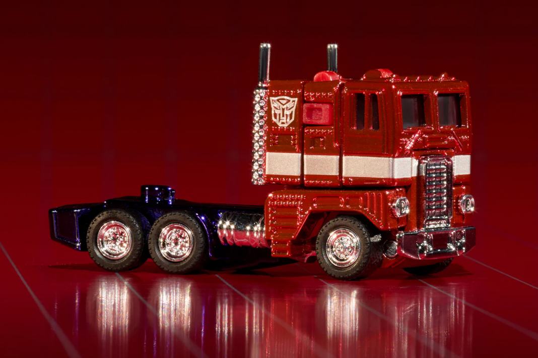 Für die Nicht-Transformers-Kenner: Optimus Prime ist Autobot und kämpft also bei den Guten. Auf der Erde tarnt er sich als COE-Zugmaschine