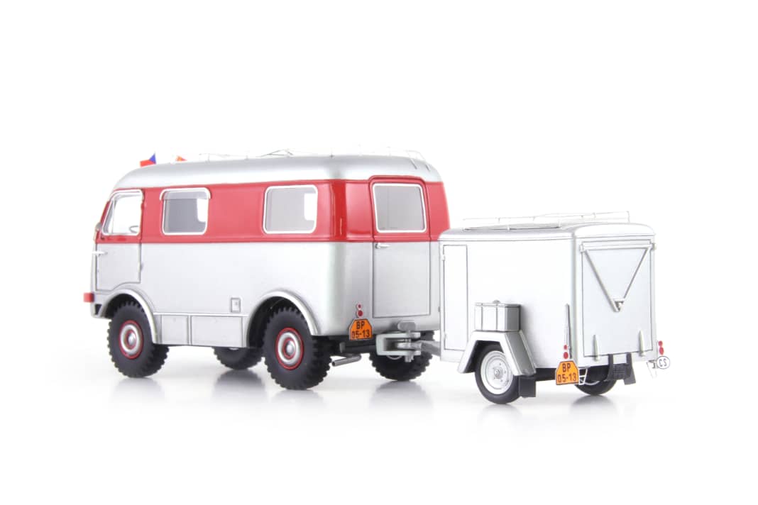 Dem Tatra-Gespann spendiert das Geburtstagskind auch noch einen fein nachgezeichneten Anhänger für das Gepäck der Weltreise ] Foto: Autocult