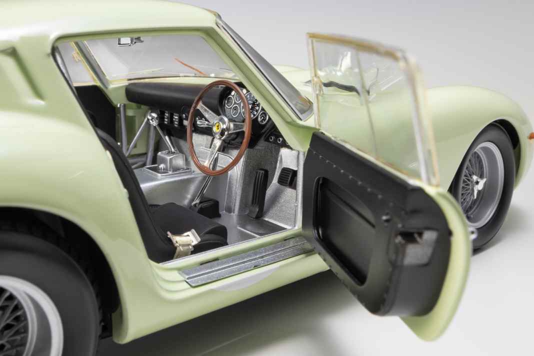 Die Startnummer 20 von Le Mans 1962 machte beim Kyosho-Modell in 1:18 Umbauarbeiten nötig. Denn dieser Wagen ist ein Rechtslenker. ] Foto: Kyosho