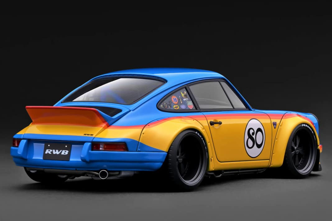 Zu den Stärken der Neuheit gehört sicherlich die aufwendig gestaltete Dreifarbenlackierung in Blau, Rot und Orangegelb. Der Bürzel erinnert an den ersten 911 RS. ] Foto: Ignition Model