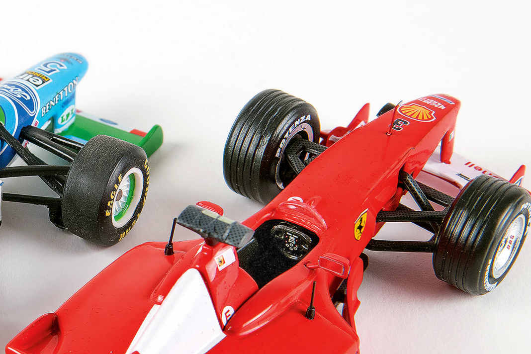 Nur im Minichamps-Modell hockt eine Fahrerfigur