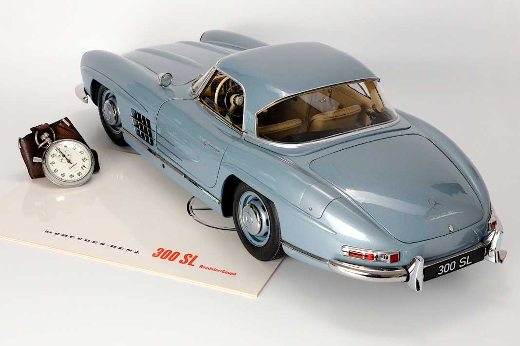 Die Sonderausgabe, die Ixo für Modelcar24 baut, kommt auch mit einem aufstellbaren  zu den Kunden. Das Finsih des 1:8-Kit ist Spitzenklasse. ] Foto: Modelcars24