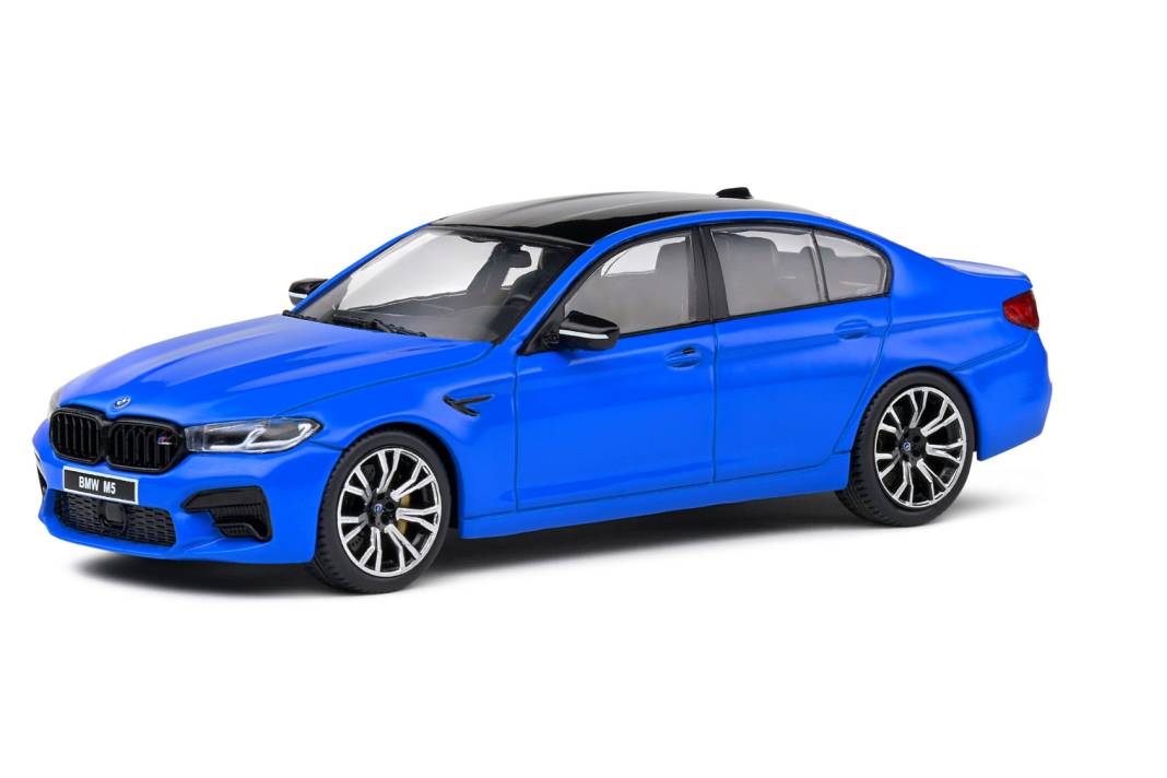 Der BMW M5 der Generation F90 für die blauen Stunden ist bei Solido in der schrillen Farbe Vodoo Blue lackiert, was eine magische Anziehungskraft garantiert