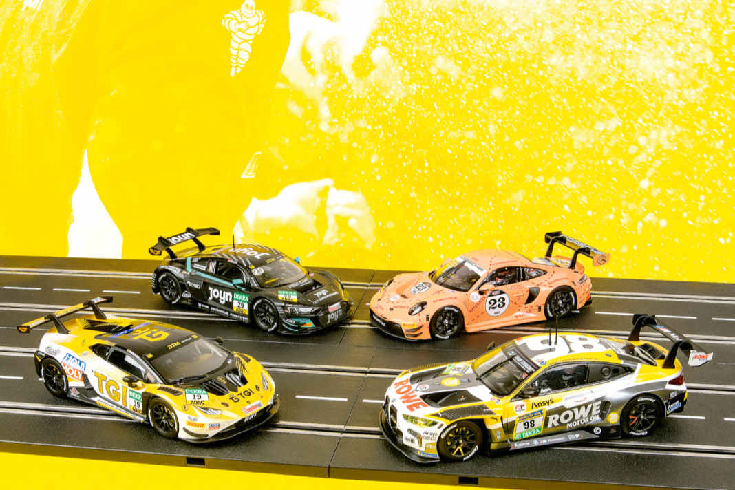 Mit vier brandneuen 1:24-Boliden stockt Legende Carrera ihr Starterfeld für die Schlitzpiste spektakulär weiter auf