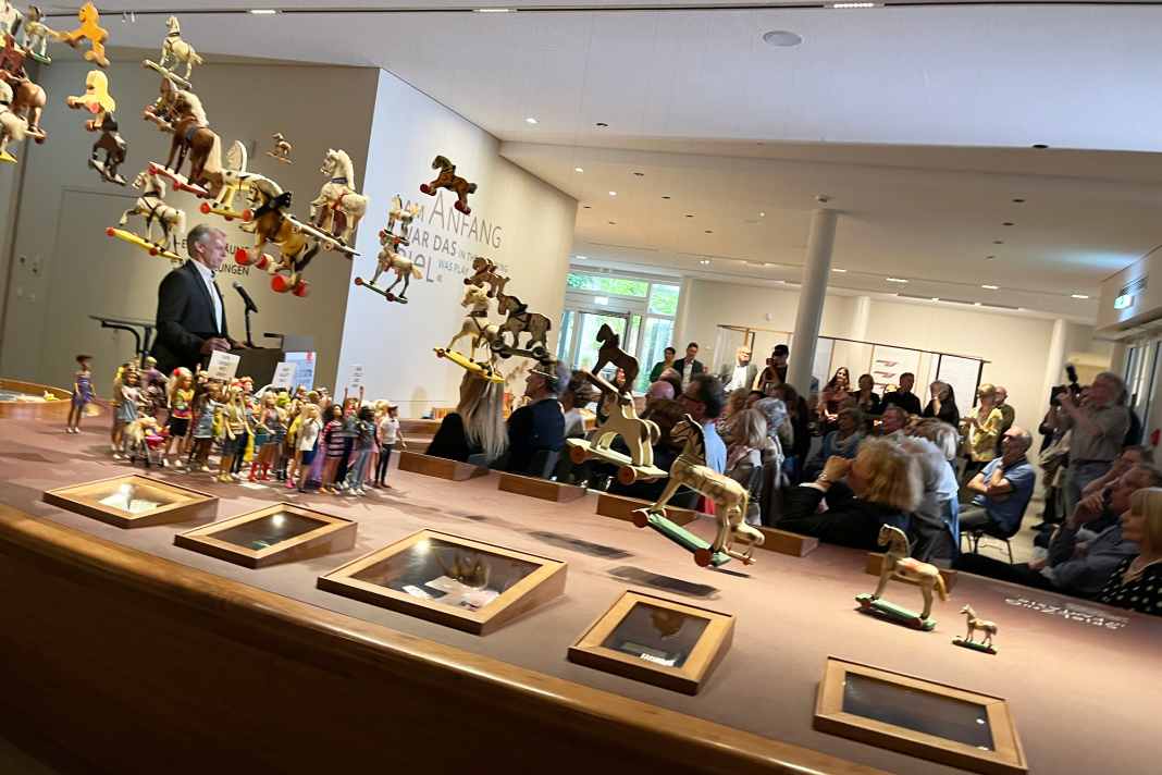 Paul Heinz Bruder (links) bei der gut besuchten Eröffnung der Sonderausstellung im Spielzeugmuseum Nürnberg ] Foto: Hell Sinki