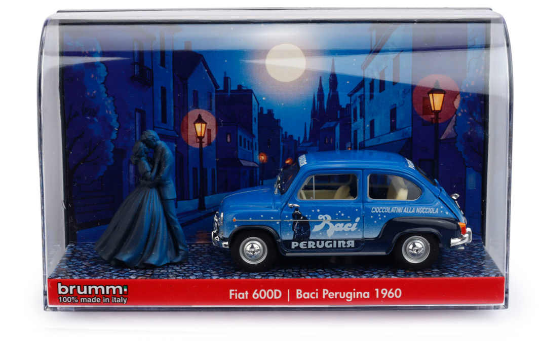 Italiener sind Weltmeister im Verkaufen. Das zeigt auch die Komposition dieser Neuheit mit passendem Hintergrund den Figuren und dem fein bedruckten Fiat 600. ] Foto: Brumm