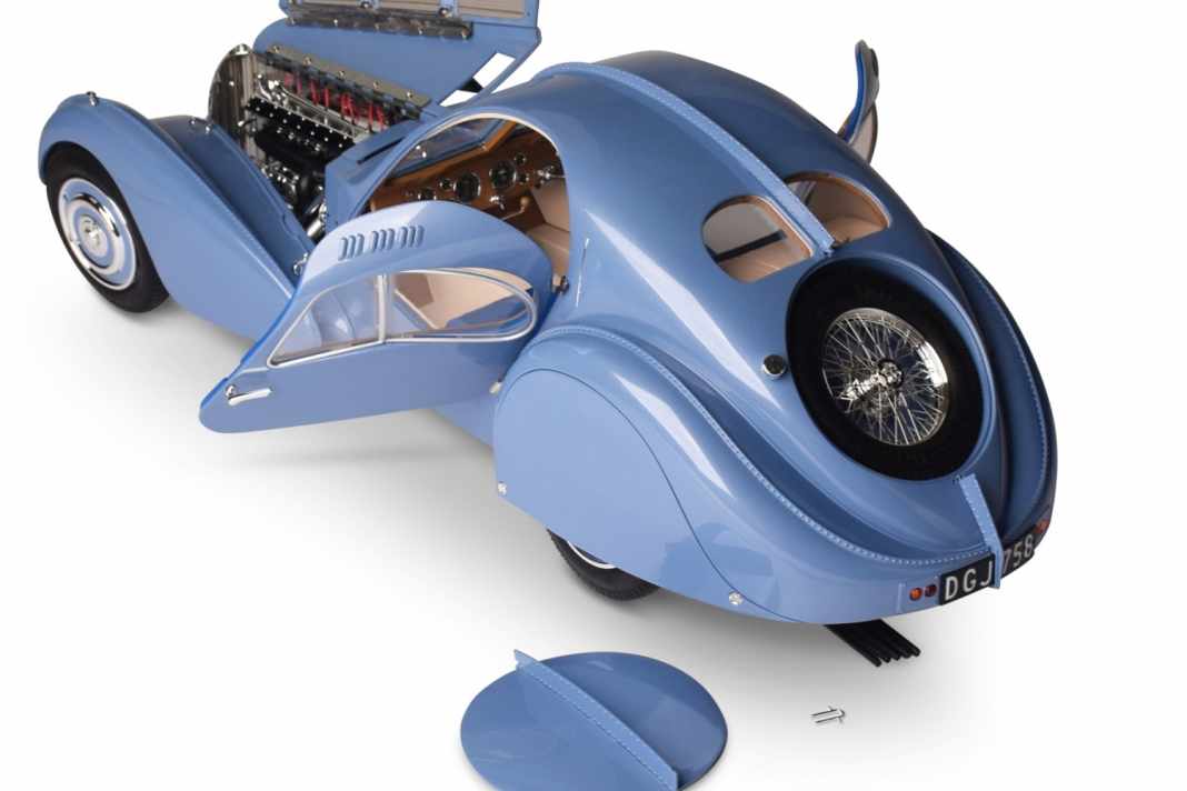 Das von Carson Modellsport importierte Ixo-Modell zeichnet den Bugatti 57 SC Atlantic mit der Chassisnummer 57453 in 1:8 nach