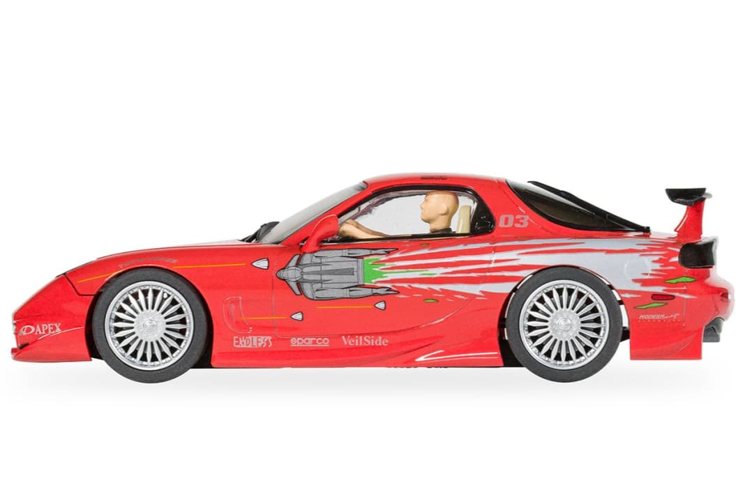 In der Seitenansicht ist die feine Dekoration des Wankel-Coupés in der Filmversion von Scalextric gut zu erkennen. ] Foto: Werk