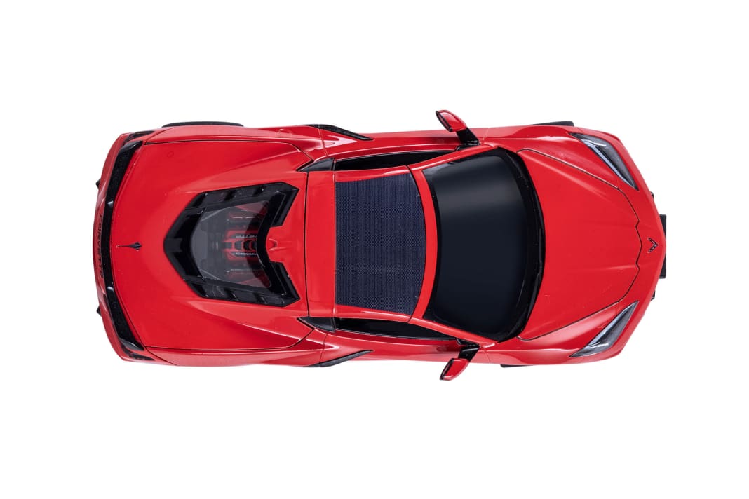 Trotz der Technik des RC-Antriebs hat Revell noch Platz für Motordetails der Corvette C8 unter der Heckscheibe gefunden.  Foto: Werk