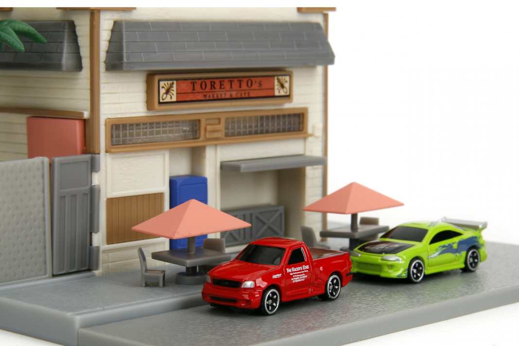 Wenn Dom Toretto und Brian O`Conner mal auf einen Kaffee ins Restaurant fahren, dann stehen ein roter Ford Pick-up und ein giftgrüner Mitsubishi Eclipse vor der Tür ] Foto: Werk