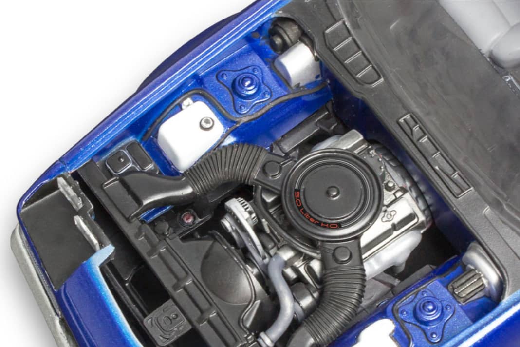 Der 1:24-Kit besitzt einen detaillierten V8-Motor