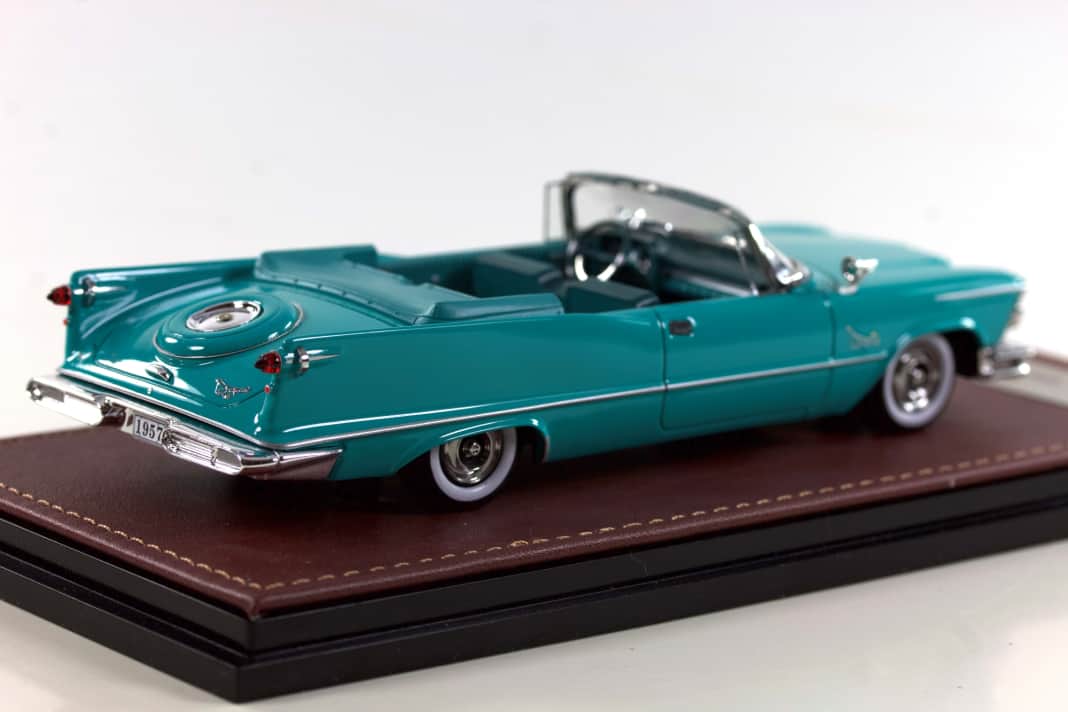 Hier ist die zweite Version des Chrysler-Straßenkreuzers in 1:43 aus Resine zu sehen, die Tom Dirnberger erhält. Das offene Convertible in Turquoise gibt es 42-mal. ] Foto: Autopioneer