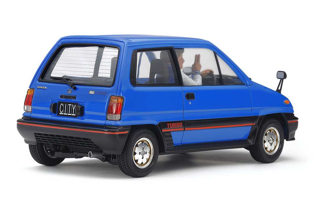 Die Reedition des Honda City kommt mit geschlossener Kunststoffkarosserie und detailliertem Fahrwerk und Chassis sowie samt Fahrerfigur zum Bastler ] Foto: Werk