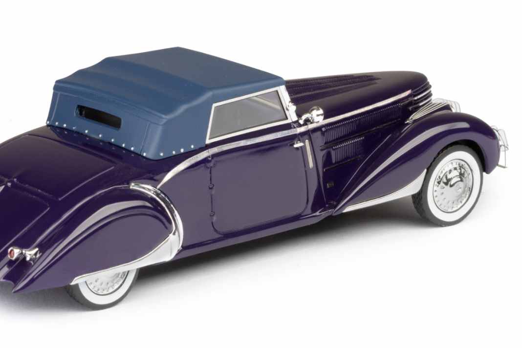 Esval Models baut den Clabot Roadster in 1:43 auch in einer blauen Version, die allerdings einen starken violetten Schimmer besitzt. Hier mit geschlossenem Dach.