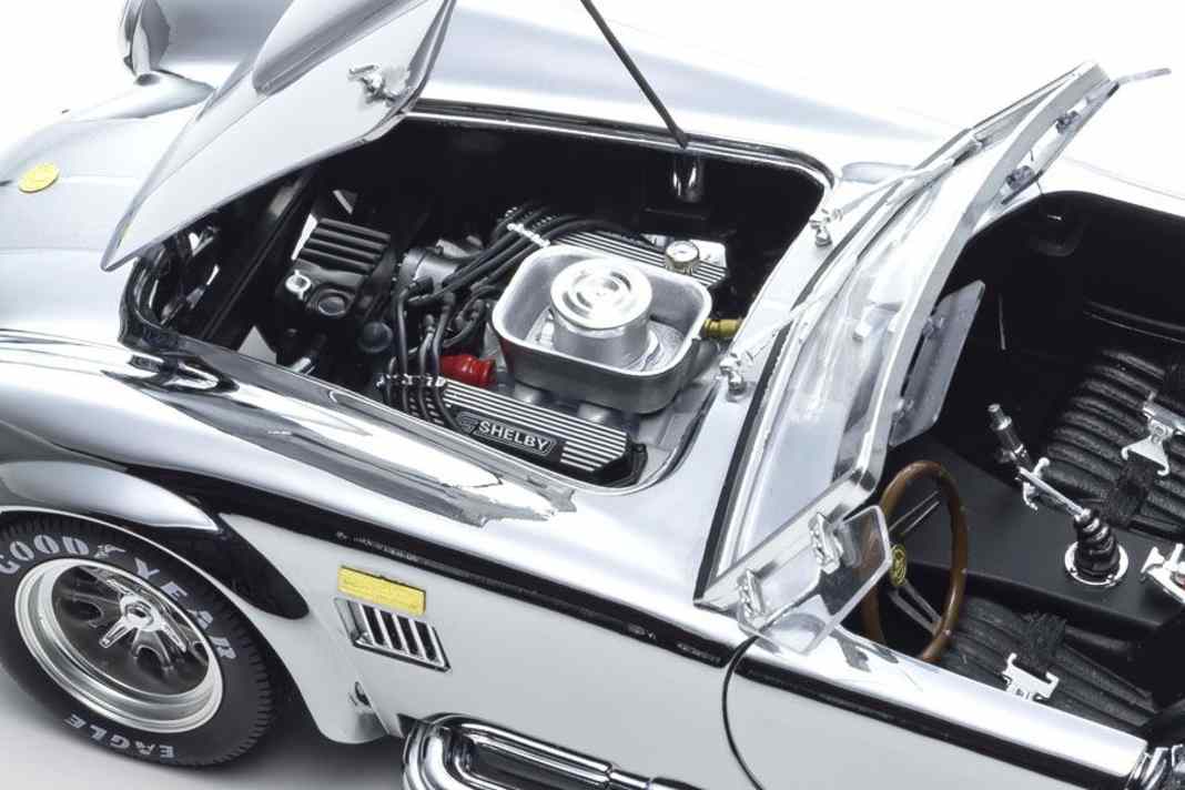 Kyosho macht die AC Cobra 427 S/C zum 1:18-Strahlemann in Chrom