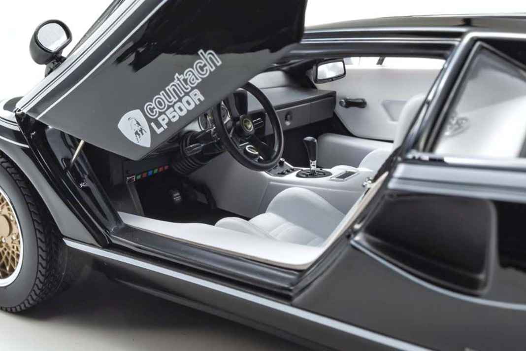 Die Inneneinrichtung des schwarzen Countach LP500R ist in der Kontrastfarbe Weiß gehalten